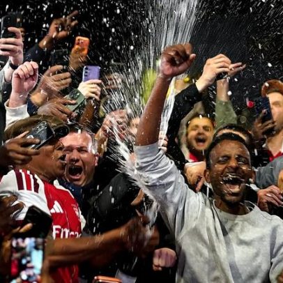 Adeptos do Arsenal em delírio após 22 anos sem título da Premier League