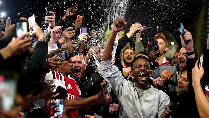 Adeptos do Arsenal reúnem-se para celebrar no estádio do clube após a equipa conquistar o título da Premier League, em Londres, em 19 de maio de 2026