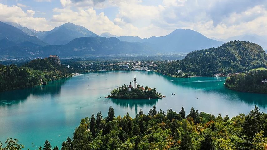 Lago Bled na Eslovénia é considerado o destino mais popular do mundo para natação em águas abertas