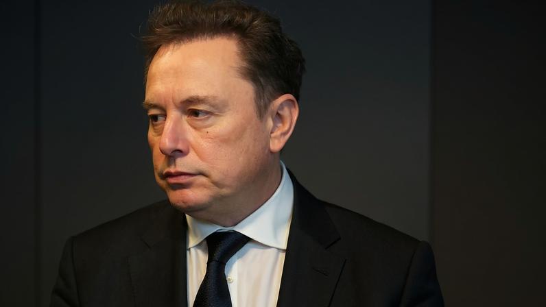 Arquivo – Elon Musk chega ao Tribunal Distrital dos EUA em Oakland, Califórnia, terça-feira, 28 de abril de 2026