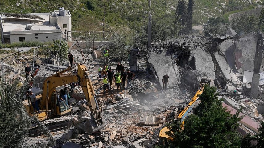 Equipas de resgate procuram sobreviventes nos escombros de casas atingidas por ataque aéreo israelita em Saksakieh, sul do Líbano, sáb., 9 maio