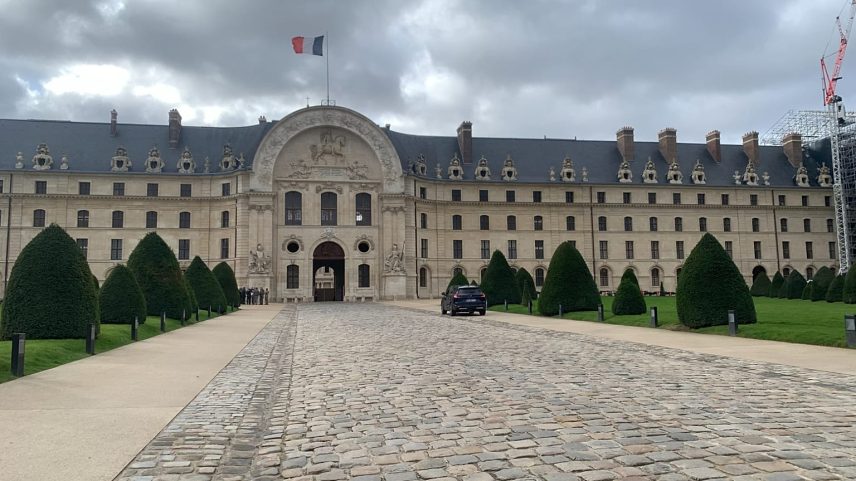 A entrada principal de Les Invalides, Paris.