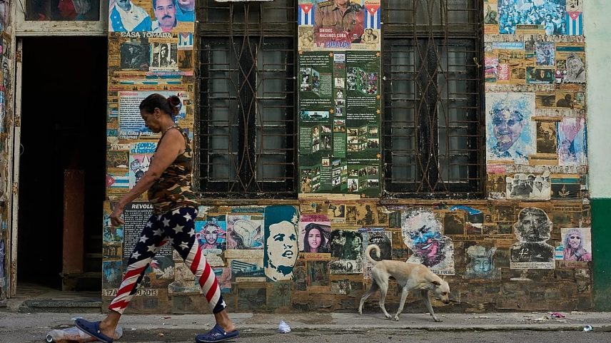 Mulher caminha numa rua de Havana, 19 de maio de 2026