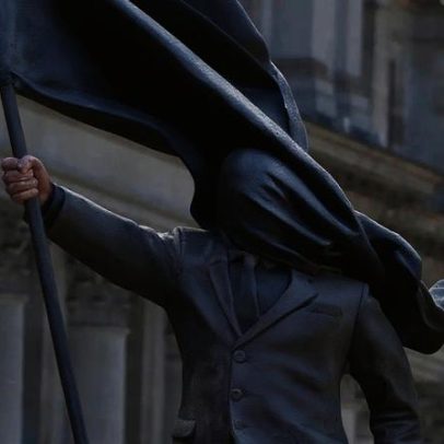 Centenas reúnem-se no centro de Londres após Banksy confirmar nova estátua