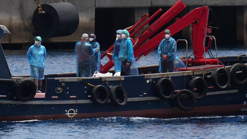 Passageiros desembarcam do navio de cruzeiro MV Hondius, afetado pelo hantavírus, no porto de Granadilla, Ilhas Canárias, Espanha, em 10 de maio de 2026.