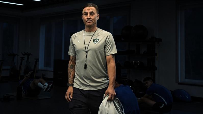 Fabio Cannavaro durante o treino da seleção do Uzbequistão em Tashkent