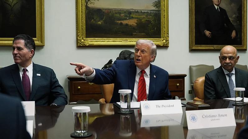 ARQUIVO. CEO da Dell, Michael Dell (esq.), e CEO da IBM, Arvind Krishna (dir.), enquanto o presidente dos EUA Donald Trump fala na Casa Branca, dez. 2025