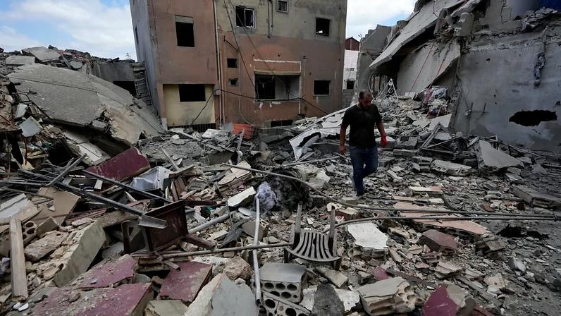 Homem caminha entre edifícios destruídos por ataques aéreos israelitas na aldeia de Burj al-Shemali, perto da cidade portuária de Tiro, Líbano, 26 de maio de 2026. (AP)