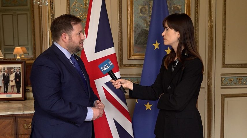 Stephen Doughty, Ministro de Estado para a Europa do Reino Unido e Angela Skujins, Euronews