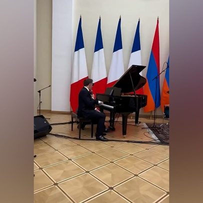 Macron canta Aznavour com Pashinyan na bateria durante jantar oficial na Arménia