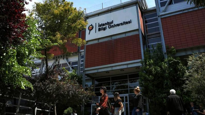 Erdoğan recua e não encerra a universidade Bilgi após protestos
