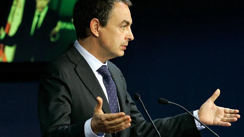 ARQUIVO: José Luis Rodríguez Zapatero, presidente do Governo espanhol, numa conferência de imprensa após uma cimeira da UE em Bruxelas, em 20 de junho de 2008.