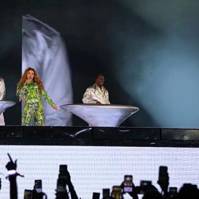 Multidão lota Copacabana em concerto gratuito de Shakira