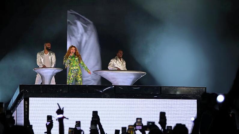 Multidão lota Copacabana em concerto gratuito de Shakira