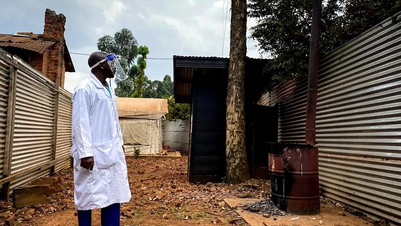 ARQUIVO: Um trabalhador médico verifica a área de quarentena do Hospital Matanda em Butembo, onde morreu o primeiro caso de Ébola, no Congo, quinta-feira, 11 de fevereiro de 2021