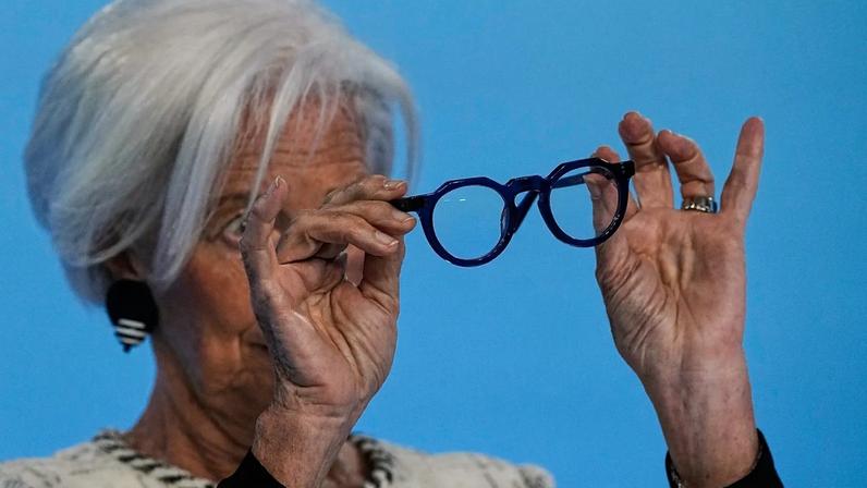 Christine Lagarde, presidente do BCE, olha para os óculos durante conferência de imprensa após reunião do conselho de governadores, em Frankfurt, Alemanha, 30 de abril de 2026