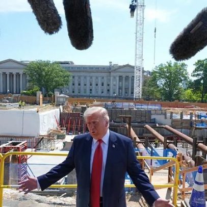 Trump mostra obra do novo salão de baile da Casa Branca