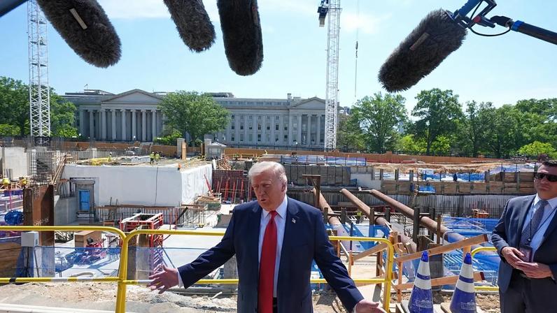 Presidente Donald Trump visita as obras de construção de uma sala de baile no exterior da Casa Branca, terça-feira, 19 de maio de 2026, em Washington.