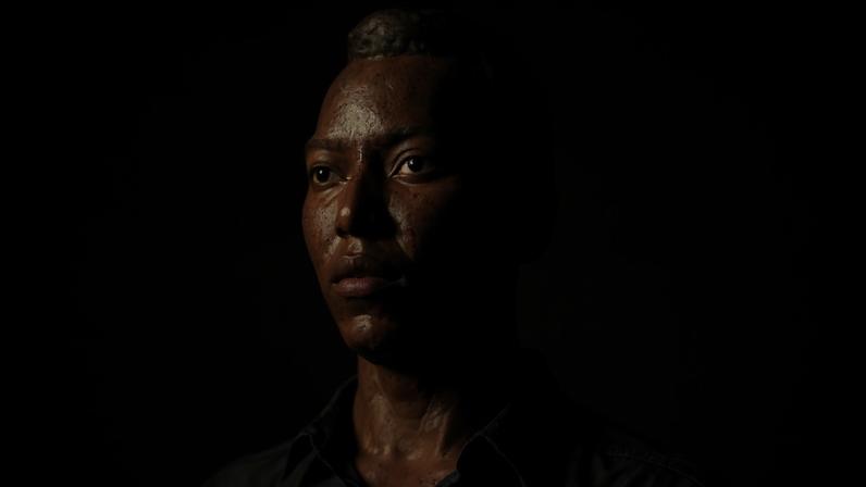 Estátua gigante de Pelé erguida junto a estádio antes do Mundial 2026