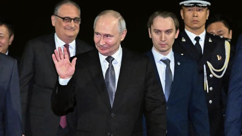 Na foto divulgada pela agência Xinhua, o presidente russo Vladimir Putin chega a Pequim para uma visita de Estado, terça-feira, 19 de maio de 2026