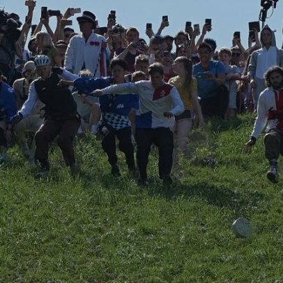 Corrida centenária de queijo em Brockworth atrai público europeu