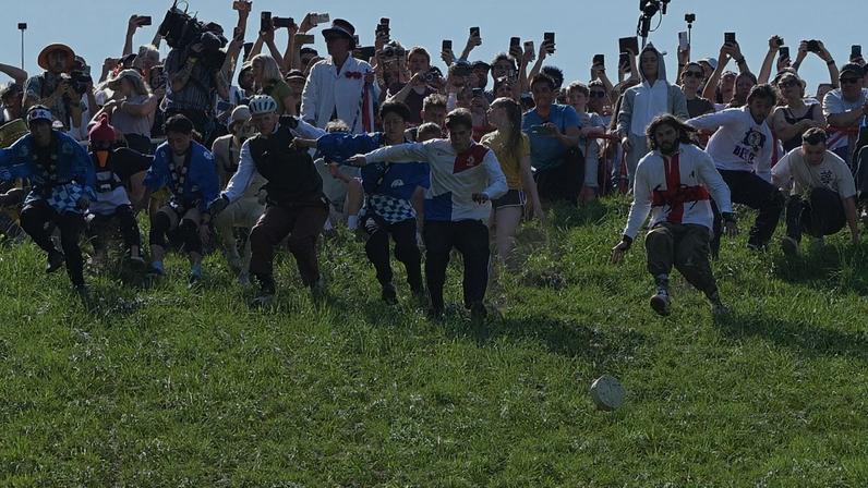 Corrida centenária de queijo em Brockworth atrai público europeu
