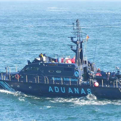 Barco de narcotráfico abalroa patrulha alfândega durante perseguição na Espanha