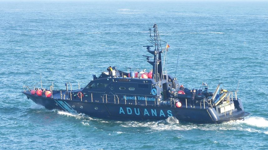 Barco de narcotráfico abalroa patrulha alfândega durante perseguição na Espanha