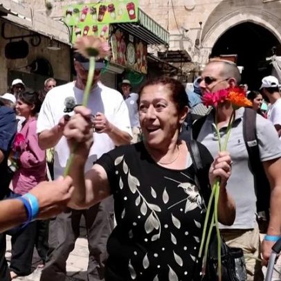 Ativistas pela paz protegem palestinianos na marcha das bandeiras em Jerusalém
