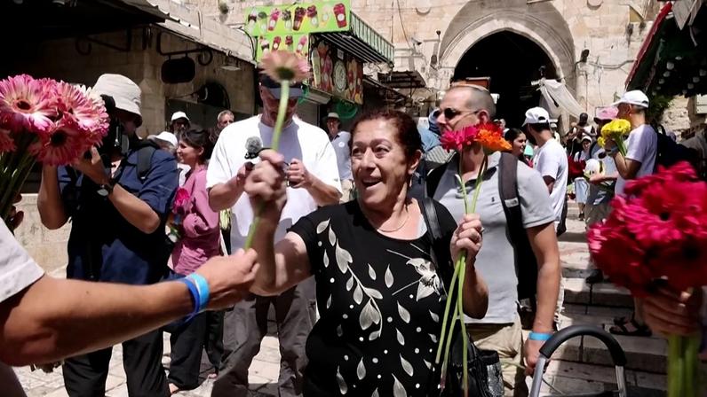Ativistas pela paz protegem palestinianos na marcha das bandeiras em Jerusalém