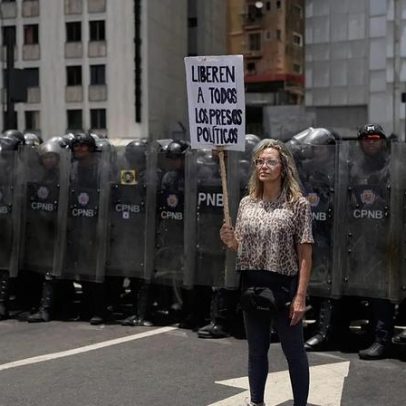 Venezuela liberta 300 reclusos após morte de preso político