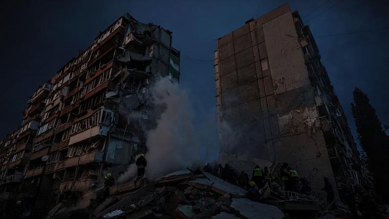 Trabalhadores de resgate limpam os escombros de uma casa fortemente danificada após um ataque russo a um bairro residencial em Kiev, Ucrânia, na quinta-feira, 14 de maio de 2026