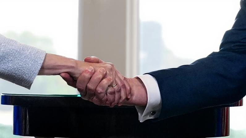 Presidente dos EUA Donald Trump e a presidente da Comissão Europeia Ursula von der Leyen assinaram um acordo comercial em julho de 2025.