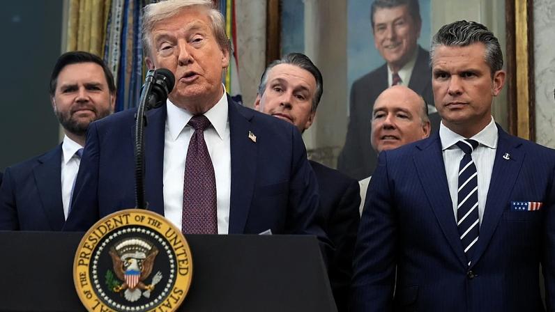 ARQUIVO - Donald Trump fala no Salão Oval da Casa Branca, em Washington, em 2 de setembro de 2025, enquanto JD Vance e o secretário da Defesa Pete Hegseth o escutam