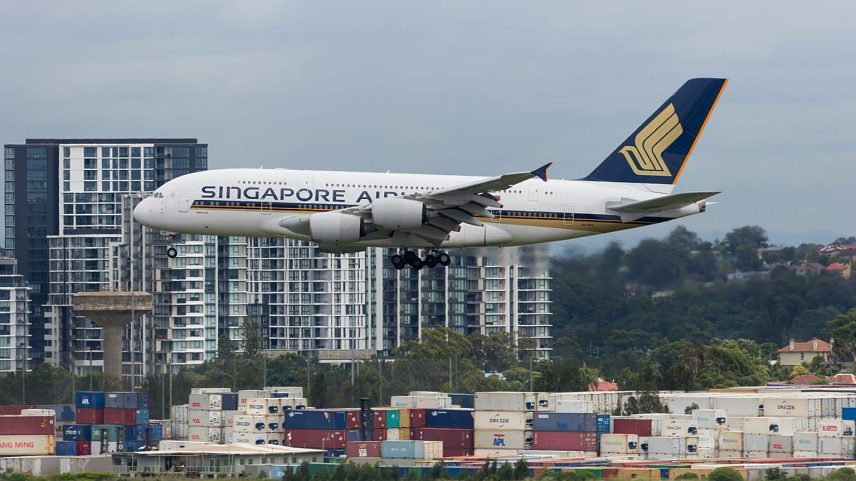 Avião da Singapore Airlines a aterrar no Aeroporto de Sydney