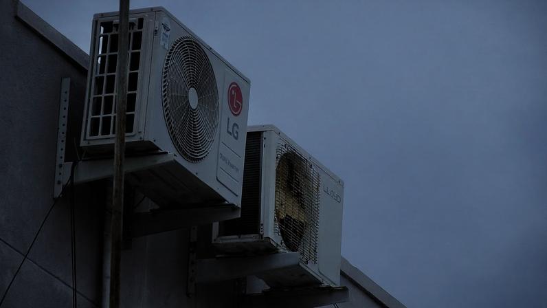 Unidades de ar condicionado fixadas na fachada de um edifício