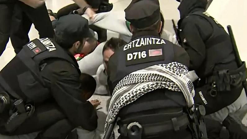 Agentes da Ertzaintza investem contra ativistas no aeroporto de Bilbau, Espanha, em 23 de abril de 2026.
