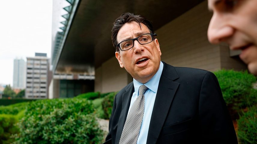 Erik Fleming, à direita, abandona o tribunal federal depois de ser condenado no caso da morte do ator Matthew Perry por overdose de cetamina