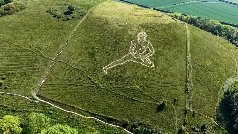 Vista aérea da maior figura de giz em colina do Reino Unido, o Gigante de Cerne Abbas