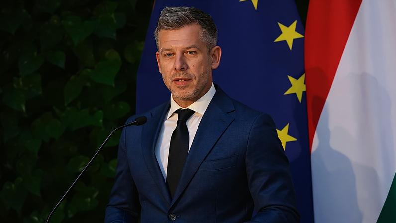 O primeiro-ministro húngaro, Peter Magyar, fala durante uma conferência de imprensa após a reunião do governo em Budapeste, Hungria, segunda-feira, 18 de maio de 2026. (Robert Hegedus/MTI