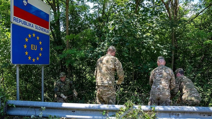 Soldados eslovenos destacados para a remoção da vedação da fronteira removem o arame farpado no posto fronteiriço com a Croácia em Krmacina, 15 de julho de 2022