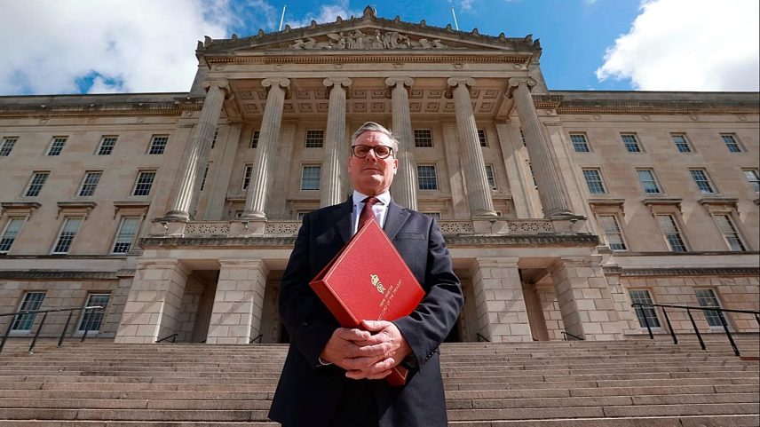 Starmer recusa demissão após primeira saída do governo em protesto