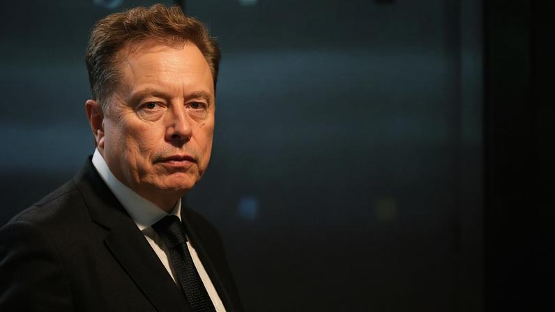 Elon Musk chega ao Tribunal Distrital dos EUA em Oakland, Califórnia, na terça-feira, 28 de abril de 2026