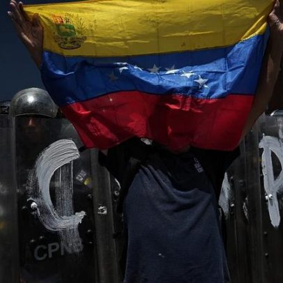 Protesto irrompe na Universidade Central da Venezuela após mortes de detidos
