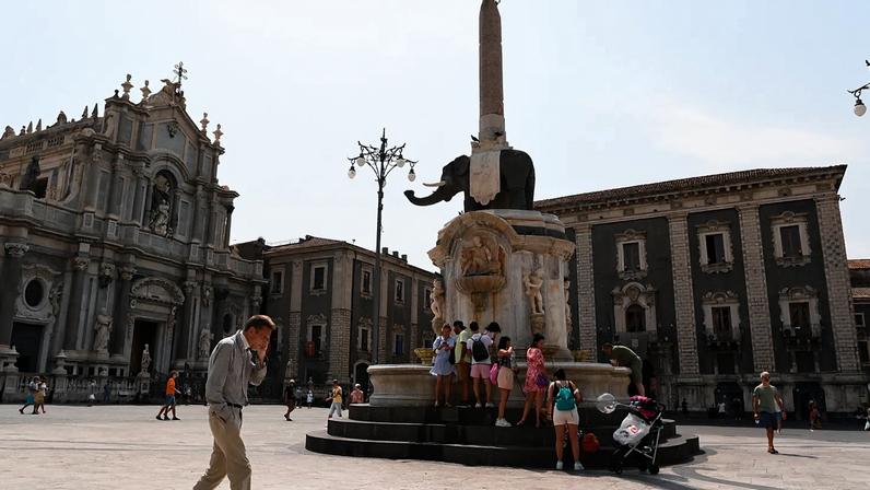 Vista da Piazza Duomo, em Catânia, Sicília, sul de Itália