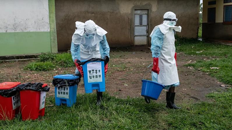Equipa médica prepara desinfeção do centro de tratamento de Ébola após incêndio nas instalações em Rwampara, Congo, quinta-feira, 21 de maio de 2026