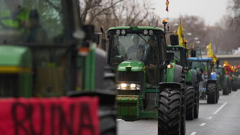 Agricultores reúnem-se durante um protesto em Madrid, Espanha, a 11 de fevereiro de 2026, para protestar contra uma proposta de acordo comercial entre a União Europeia e os países do Mercosul.