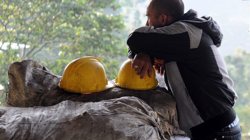 ARQUIVO: Um mineiro descansa num capacete colocado em cima de sacos de carvão no exterior de uma mina de carvão em Angelópolis, Colômbia, 8 de março de 2012.