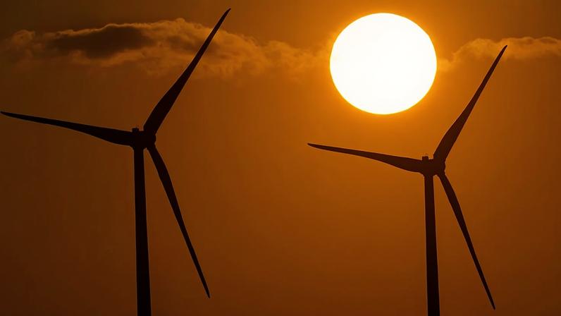 Aerogeradores produzem eletricidade ao pôr do sol em Emlichheim, Alemanha, sexta-feira, 18 de março de 2022
