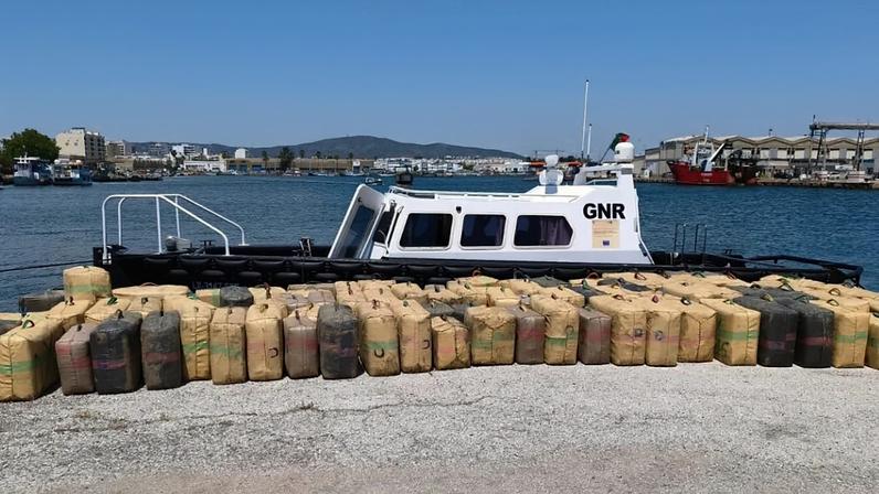 GNR apreende cerca 4 toneladas de resina de cannabis (vulgarmente designada por haxixe) e três embarcações na Ria Formosa, no concelho de Faro.
